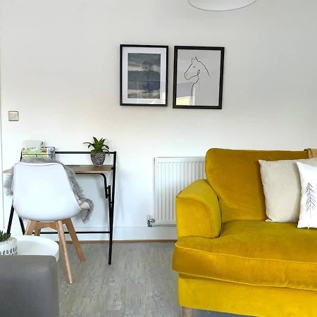 הוילה Appledram Stylish & Spacious 3 Bed House With 2 Free Car Parking Spaces מראה חיצוני תמונה