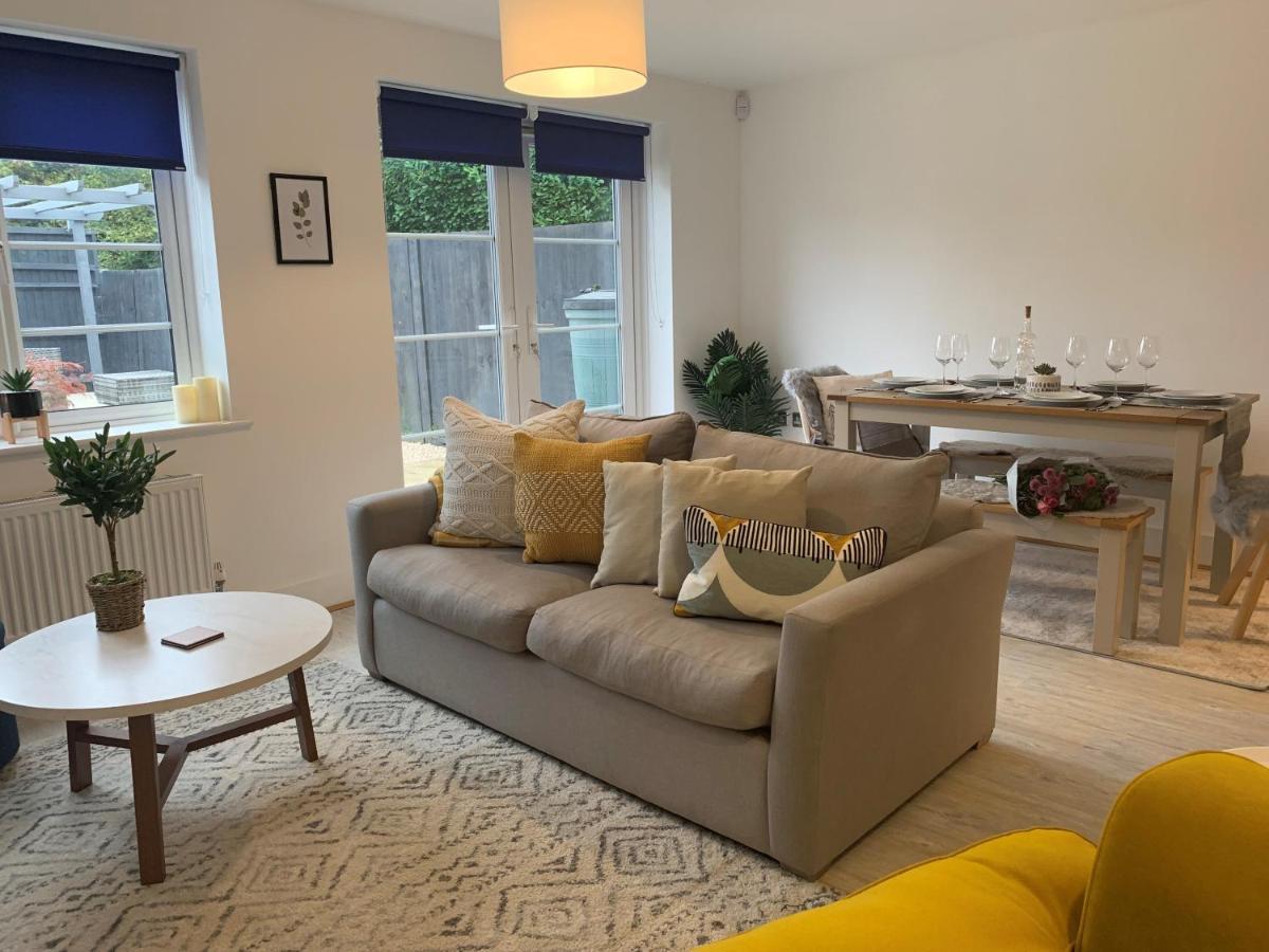 הוילה Appledram Stylish & Spacious 3 Bed House With 2 Free Car Parking Spaces מראה חיצוני תמונה