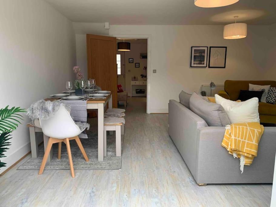 הוילה Appledram Stylish & Spacious 3 Bed House With 2 Free Car Parking Spaces מראה חיצוני תמונה