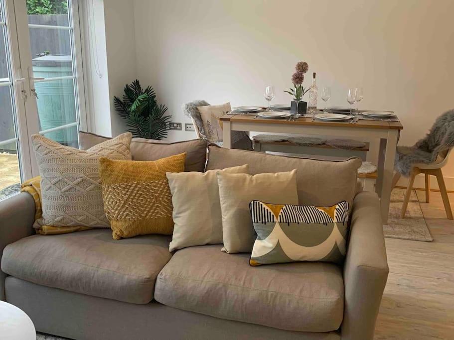 הוילה Appledram Stylish & Spacious 3 Bed House With 2 Free Car Parking Spaces מראה חיצוני תמונה