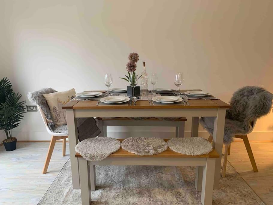 הוילה Appledram Stylish & Spacious 3 Bed House With 2 Free Car Parking Spaces מראה חיצוני תמונה