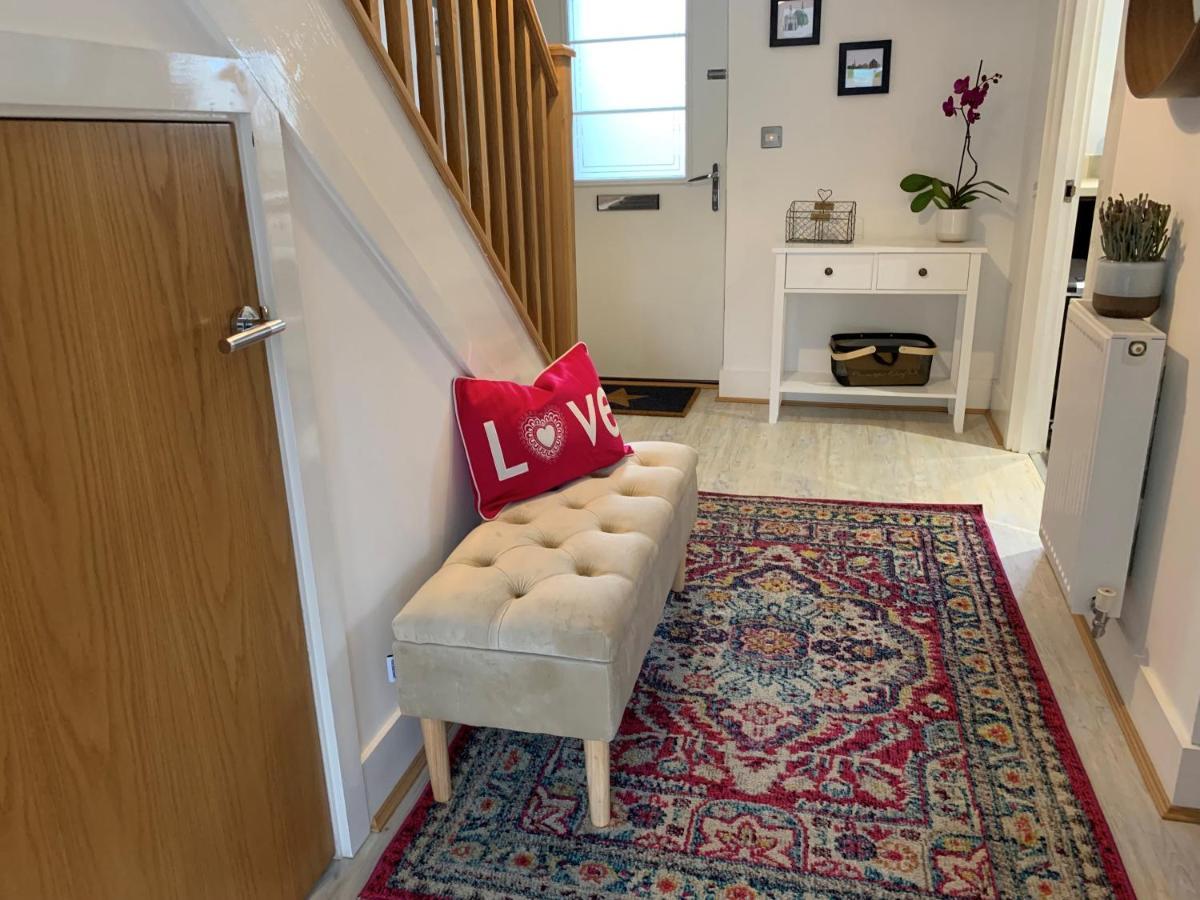 הוילה Appledram Stylish & Spacious 3 Bed House With 2 Free Car Parking Spaces מראה חיצוני תמונה