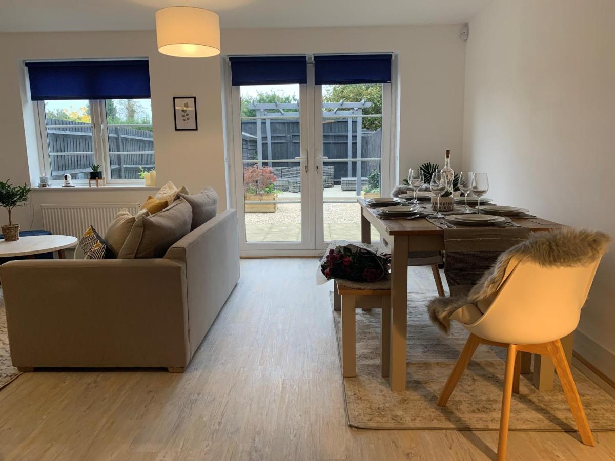 הוילה Appledram Stylish & Spacious 3 Bed House With 2 Free Car Parking Spaces מראה חיצוני תמונה