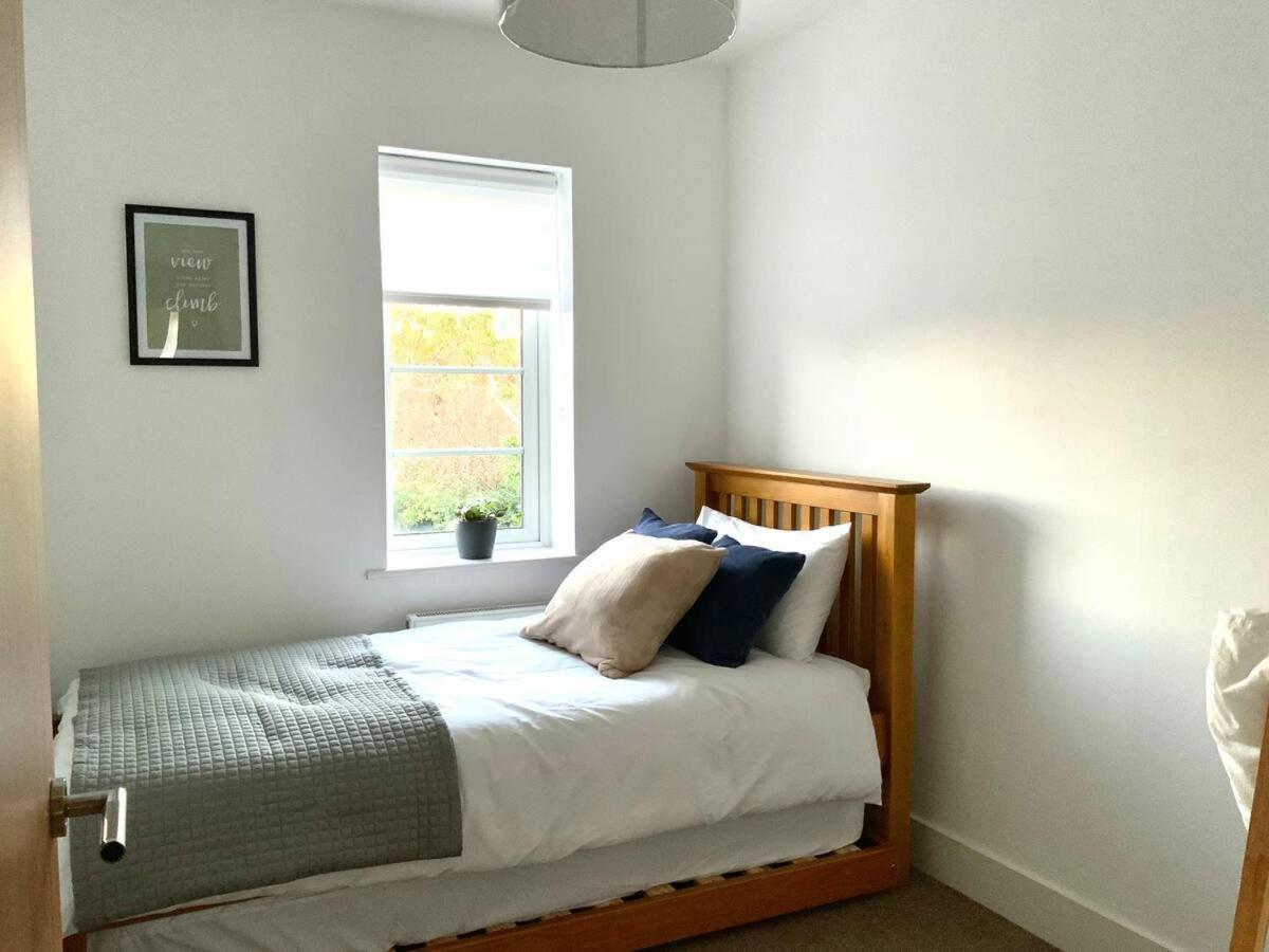 הוילה Appledram Stylish & Spacious 3 Bed House With 2 Free Car Parking Spaces מראה חיצוני תמונה